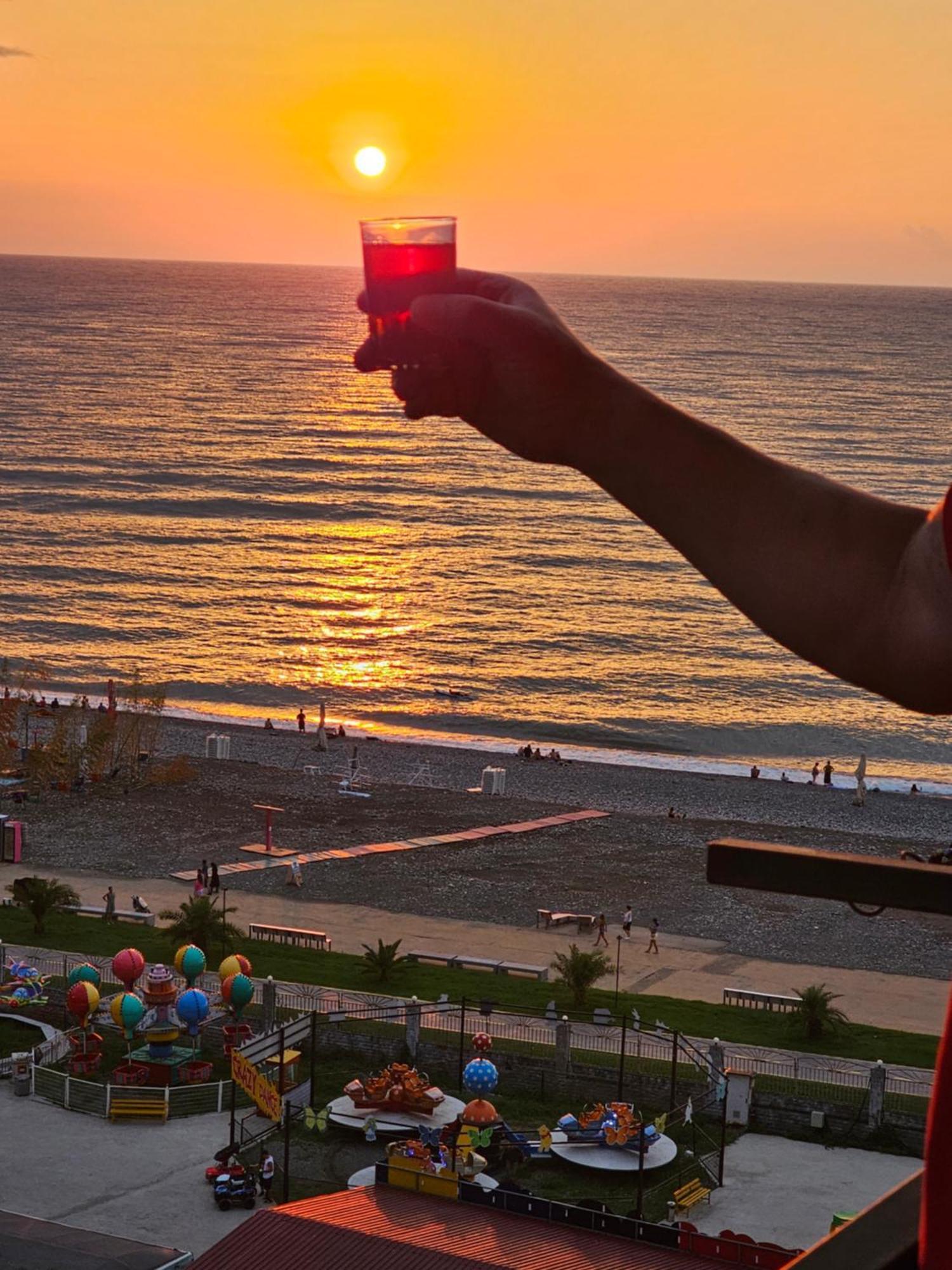 Apartment Desi With Sea View On The Beach In Batum Dış mekan fotoğraf